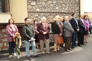 Αποκαλυπτήρια της μαρμάρινης επιγραφής στην πατρική οικία των μουσουργών Σακελλαρίδη Αποκαλυπτήρια της μαρμάρινης επιγραφής στην πατρική οικία των μουσουργών Σακελλαρίδη