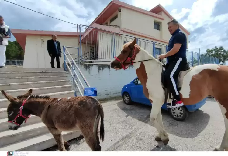 Εκλογές 2023 – Ναύπλιο: Αγρότης ψήφισε μαζί με τα άλογα και τα γαϊδούρια του