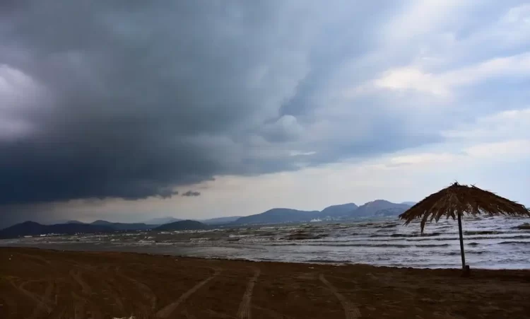 Ο Καιρός σήμερα για Κατερίνη και Πιερία: Συννεφιές και μπόρες με καταιγίδες την Παρασκευή