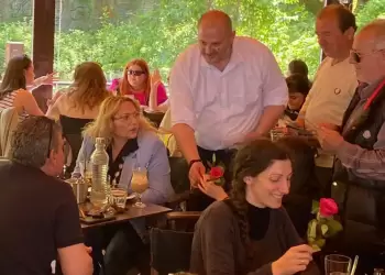 Κόκκινα τριαντάφυλλα στις γυναίκες του Λιτοχώρου μοίρασε ο υποψήφιος βουλευτής Γκούνας Αθανάσιος (Σάκης)