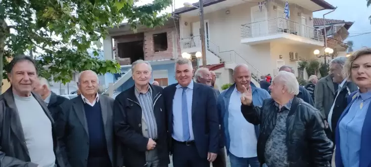 Μία συγκέντρωση με πολύ συναίσθημα και χειροκρότημα στην Καρίτσα είχε ο Δημήτρης Μπέης