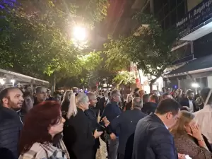 Την πρωτιά του βουλευτή Φώντα Μπαραλιάκου γιόρτασαν τα μεσάνυχτα μέλη της Νέας Δημοκρατίας