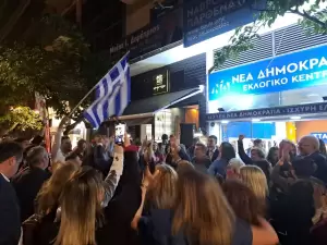 Την πρωτιά του βουλευτή Φώντα Μπαραλιάκου γιόρτασαν τα μεσάνυχτα μέλη της Νέας Δημοκρατίας