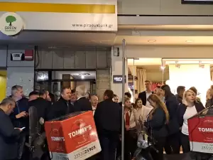 Την πρωτιά του βουλευτή Φώντα Μπαραλιάκου γιόρτασαν τα μεσάνυχτα μέλη της Νέας Δημοκρατίας