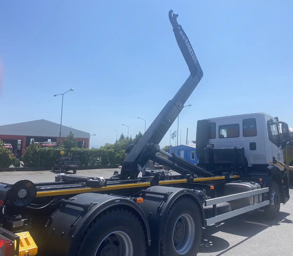 Με ένα νέο τριαξονικό φορτηγό με γάντζο εξοπλίστηκε ο στόλος του Δήμου Δίου-Ολύμπου 