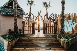 Almira Beach: Βράβευση για την εξυπηρέτηση των πελατών και για την αρχιτεκτονική του χώρου.