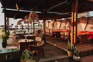 Almira Beach: Βράβευση για την εξυπηρέτηση των πελατών και για την αρχιτεκτονική του χώρου.