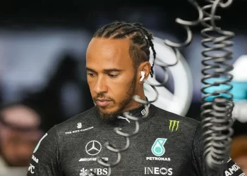 Formula 1: Η Mercedes πιέζει τον Χάμιλτον να χαμηλώσει τις αστρονομικές απαιτήσεις του