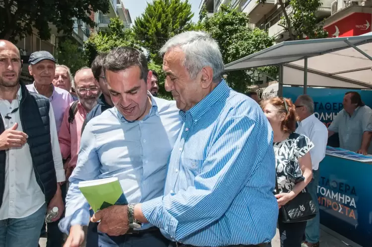 Ο Αλέξης Τσίπρας και το δώρο από το… «αντίπαλο στρατόπεδο» Ο Αλέξης Τσίπρας και το δώρο από το… «αντίπαλο στρατόπεδο»