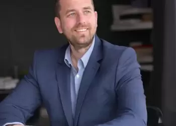 Ο Απόστολος Τζόβας ευχαριστεί την Ομάδα «Δίας» Πιερίας της ΕΛ.ΑΣ.