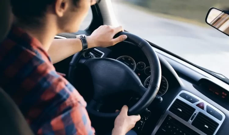 Δίπλωμα οδήγησης: Υποχρεωτική αφαίρεση από όσους οδηγούν υπό την επήρεια αλκοόλ ή με το κινητό στο χέρι
