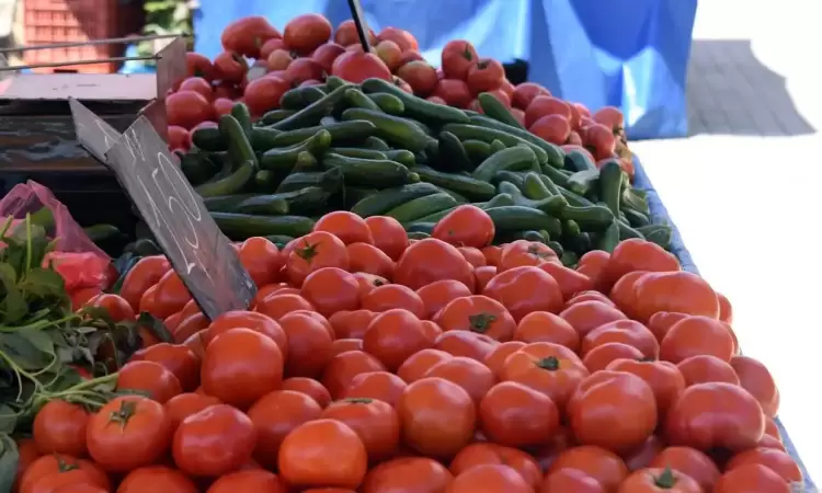 Δύο ντομάτες, τρία ροδάκινα