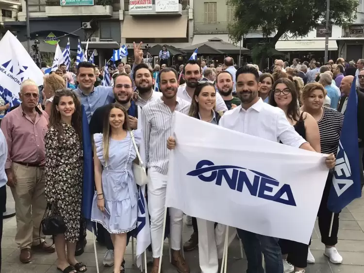 Η «γαλάζια» νεολαία στέκεται δυναμικά στον Μητσοτάκη!