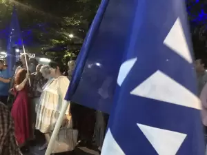 Κατερίνη: Πανηγυρισμοί στα γραφεία της ΝΔ (συνεχής ενημέρωση - εικόνες & βίντεο) Κατερίνη: Πανηγυρισμοί στα γραφεία της ΝΔ