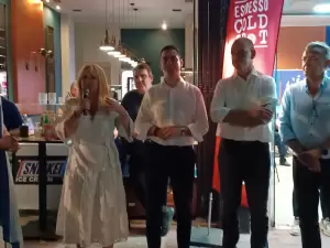 Κατερίνη: Πανηγυρισμοί στα γραφεία της ΝΔ (συνεχής ενημέρωση - εικόνες & βίντεο) Κατερίνη: Πανηγυρισμοί στα γραφεία της ΝΔ (συνεχής ενημέρωση – εικόνες & βίντεο)