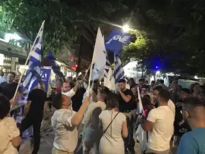 Κατερίνη: Πανηγυρισμοί στα γραφεία της ΝΔ (συνεχής ενημέρωση - εικόνες & βίντεο) Κατερίνη: Πανηγυρισμοί στα γραφεία της ΝΔ