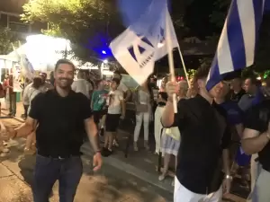 Κατερίνη: Πανηγυρισμοί στα γραφεία της ΝΔ (συνεχής ενημέρωση - εικόνες & βίντεο) Κατερίνη: Πανηγυρισμοί στα γραφεία της ΝΔ