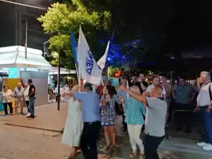 Κατερίνη: Πανηγυρισμοί στα γραφεία της ΝΔ (συνεχής ενημέρωση - εικόνες & βίντεο) Κατερίνη: Πανηγυρισμοί στα γραφεία της ΝΔ (συνεχής ενημέρωση – εικόνες & βίντεο)