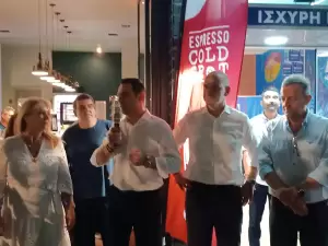 Κατερίνη: Πανηγυρισμοί στα γραφεία της ΝΔ (συνεχής ενημέρωση - εικόνες & βίντεο) Κατερίνη: Πανηγυρισμοί στα γραφεία της ΝΔ (συνεχής ενημέρωση – εικόνες & βίντεο)