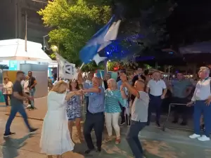 Κατερίνη: Πανηγυρισμοί στα γραφεία της ΝΔ (συνεχής ενημέρωση - εικόνες & βίντεο) Κατερίνη: Πανηγυρισμοί στα γραφεία της ΝΔ (συνεχής ενημέρωση – εικόνες & βίντεο)