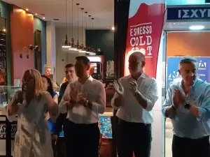 Κατερίνη: Πανηγυρισμοί στα γραφεία της ΝΔ (συνεχής ενημέρωση - εικόνες & βίντεο) Κατερίνη: Πανηγυρισμοί στα γραφεία της ΝΔ (συνεχής ενημέρωση – εικόνες & βίντεο)