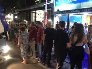 Κατερίνη: Πανηγυρισμοί στα γραφεία της ΝΔ (συνεχής ενημέρωση - εικόνες & βίντεο) Κατερίνη: Πανηγυρισμοί στα γραφεία της ΝΔ