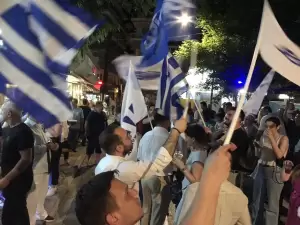 Κατερίνη: Πανηγυρισμοί στα γραφεία της ΝΔ (συνεχής ενημέρωση - εικόνες & βίντεο) Κατερίνη: Πανηγυρισμοί στα γραφεία της ΝΔ