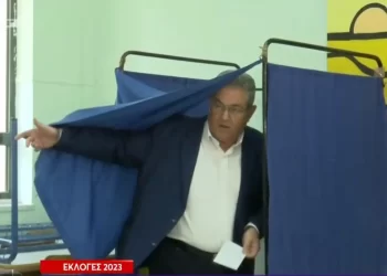 Κουτσούμπας: Πήγε να ψηφίσει και δεν του έδωσαν… το ψηφοδέλτιο του ΚΚΕ