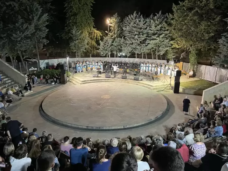 Μια πραγματική πανδαισία ηχοχρωμάτων και παραδοσιακών τραγουδιών