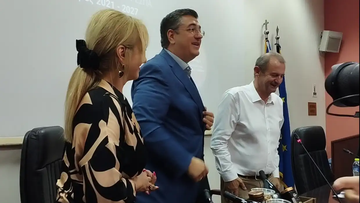 Δώρα του Επιμελητηρίου Πιερίας στον Τζιτζικώστα Δώρα του Επιμελητηρίου Πιερίας στον Τζιτζικώστα