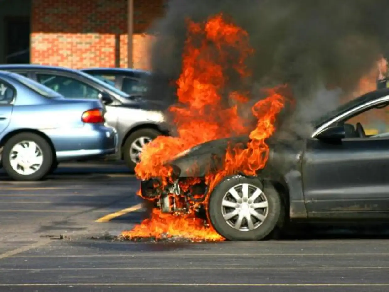 Γιατί Παίρνουν Φωτιά Τα Αυτοκίνητα;