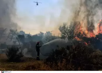 Μάχη με τη φωτιά σε όλα τα μέτωπα – Αναζωπυρώσεις σε Δερβενοχώρια, Λουτράκι και Μέγαρα