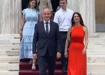 Οικογενειακές στιγμές για τον Φώντα…στα σκαλιά της  Βουλής των Ελλήνων