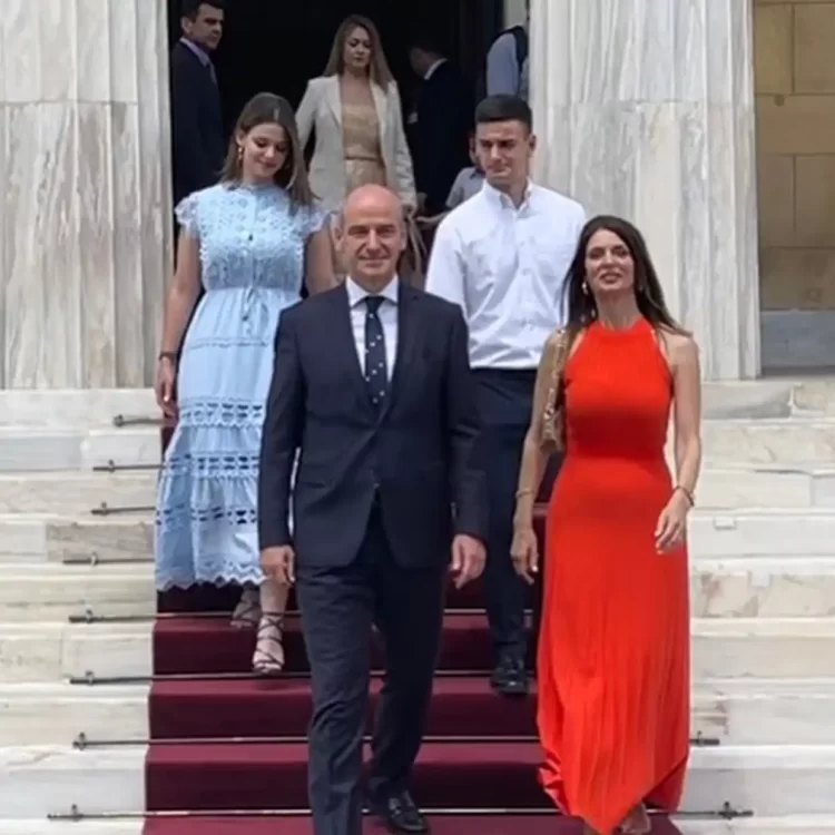 Οικογενειακές στιγμές για τον Φώντα…στα σκαλιά της  Βουλής των Ελλήνων