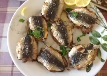 Τι θα φάμε σήμερα – Σαρδέλες παντρεμένες στο φούρνο
