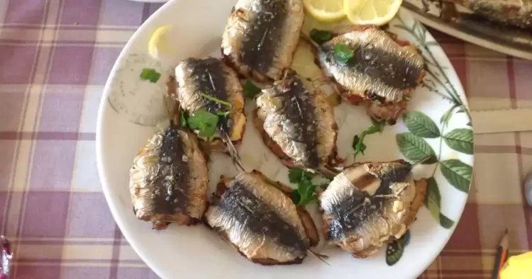 Τι θα φάμε σήμερα – Σαρδέλες παντρεμένες στο φούρνο Τι θα φάμε σήμερα – Σαρδέλες παντρεμένες στο φούρνο