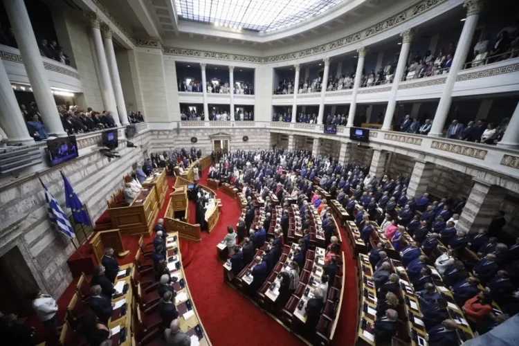 Βουλή: Η ορκωμοσία των βουλευτών, οι προγραμματικές και η πρώτη σύγκρουση κυβέρνησης – αντιπολίτευσης