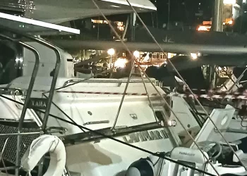 ΑΛΟΝΝΗΣΟΣ: Πυρκαγιά σε πλοίο αναψυχής στο Πατητήρι, τραυματισμός επιβάτη