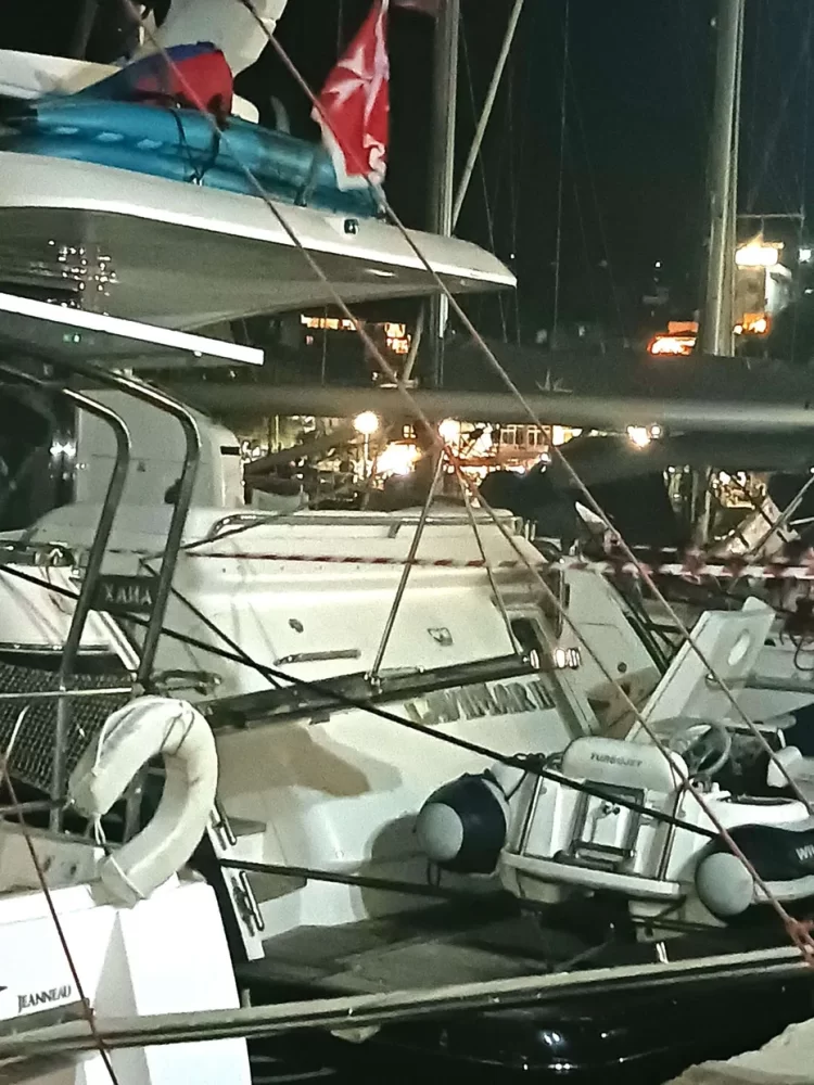 ΑΛΟΝΝΗΣΟΣ: Πυρκαγιά σε πλοίο αναψυχής στο Πατητήρι, τραυματισμός επιβάτη