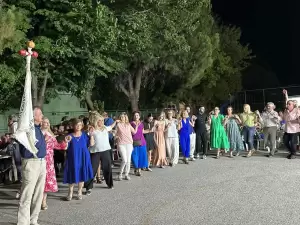 Χόρεψε με την ψυχή του ο Γιάννης Ντούμος στο βλάχικο γλέντι των Κοκκινοπλιτών Πιερίας Χόρεψε με την ψυχή του ο Γιάννης Ντούμος στο βλάχικο γλέντι των Κοκκινοπλιτών Πιερίας