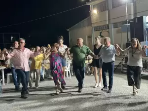 Χόρεψε με την ψυχή του ο Γιάννης Ντούμος στο βλάχικο γλέντι των Κοκκινοπλιτών Πιερίας Χόρεψε με την ψυχή του ο Γιάννης Ντούμος στο βλάχικο γλέντι των Κοκκινοπλιτών Πιερίας