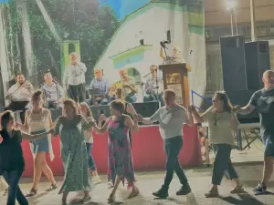 Χόρεψε με την ψυχή του ο Γιάννης Ντούμος στο βλάχικο γλέντι των Κοκκινοπλιτών Πιερίας Χόρεψε με την ψυχή του ο Γιάννης Ντούμος στο βλάχικο γλέντι των Κοκκινοπλιτών Πιερίας