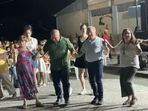 Χόρεψε με την ψυχή του ο Γιάννης Ντούμος στο βλάχικο γλέντι των Κοκκινοπλιτών Πιερίας Χόρεψε με την ψυχή του ο Γιάννης Ντούμος στο βλάχικο γλέντι των Κοκκινοπλιτών Πιερίας