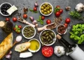 Μεσογειακή διατροφή: Κάνει καλό στην υγεία αλλά όχι στην «τσέπη»