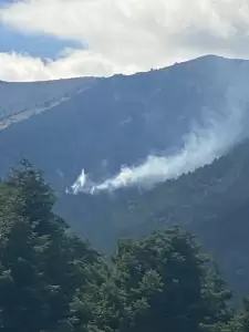 Όλυμπος: Βελτιωμένη η εικόνα από τη φωτιά (εικόνες - βίντεο) Όλυμπος: Φωτιά σε χαράδρα στην Καρυά Ελασσόνας (βίντεο)