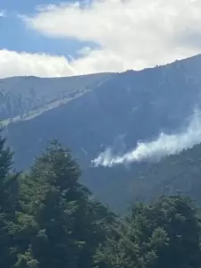 Όλυμπος: Βελτιωμένη η εικόνα από τη φωτιά (εικόνες - βίντεο) Όλυμπος: Φωτιά σε χαράδρα στην Καρυά Ελασσόνας (βίντεο)