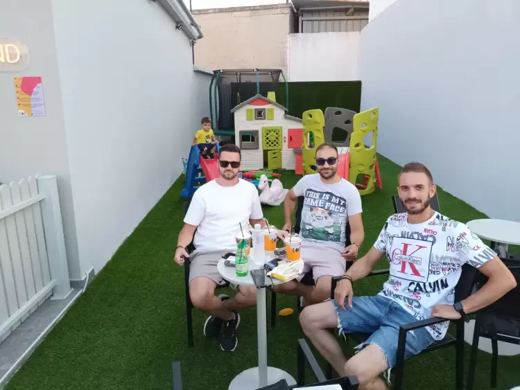 Στο “coffee Island” του Αιγινίου τρεις πρώην παίκτες του Αιγινιακού