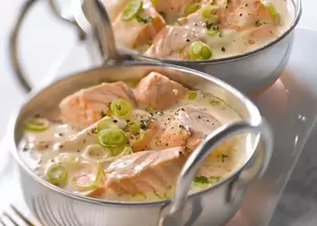 Τι θα φάμε σήμερα – ψαρόσουπα με σολομό αυγολέμονο