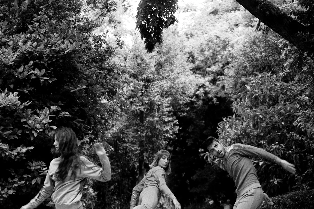 Το νέο χορογραφικό έργο της Μαριέλας Νέστορα / Yelp Danceco. εστιάζει στην αναπνοή ως τη βιωματική σχέση του σώματος με τον κόσμο.