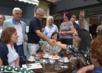 Με χαμόγελα, αγκαλιές και θερμές ευχές υποδέχθηκαν οι Λιτοχωρινοί τον Πέτρο Κιάφα